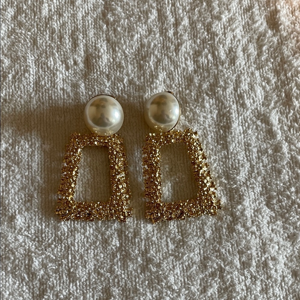 Elegant Gold and Pearl Earrings
